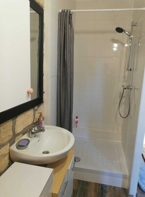 Towels, soap, toilet paper - Cosy studio with table soccer - charm and comfort (Gouvieux)