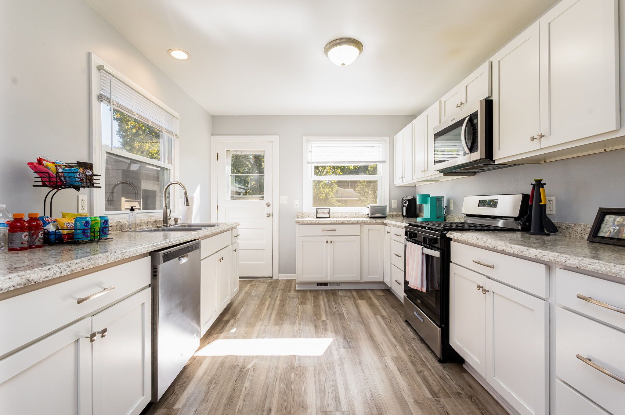 Jääkaappi, mikroaaltouuni, uuni, liesi