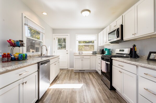 Kjøleskap, mikrobølgeovn, ovn og kokeplater