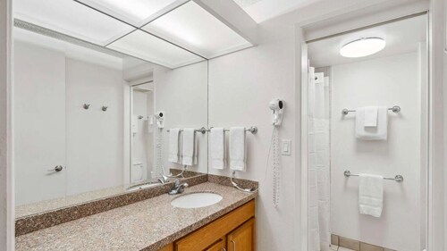 Relax & Explore: Spacious 2BR Suite at Maui Schooner Resort