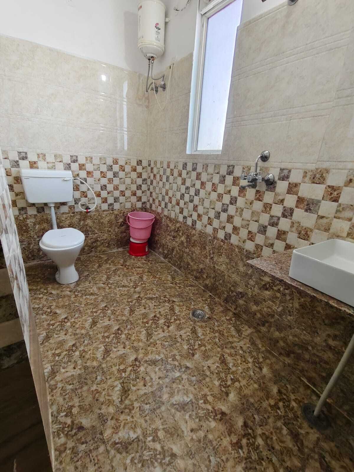 Un baño con inodoro, lavabo y ducha.