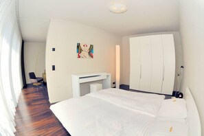 Tabla de planchar con plancha, wifi, ropa de cama