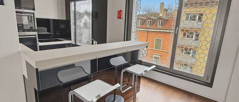 Kühlschrank, Mikrowelle, Ofen, Herdplatte