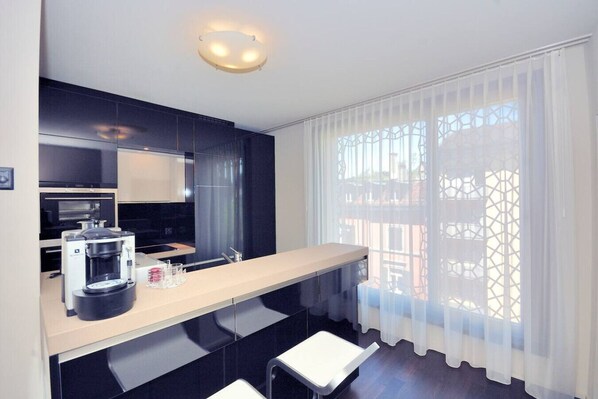 Frigorífico, microondas, horno y placa de cocina