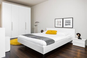 Tabla de planchar con plancha, wifi, ropa de cama