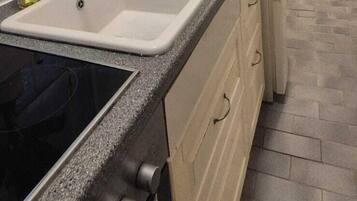 Frigobar, horno, placa de cocina, utensilios de cocina