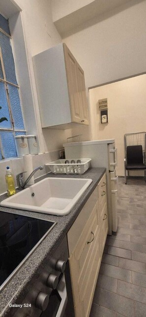 Basic Apartment | Private kitchen | Mini-fridge, oven, stovetop, cookware/dishes/utensils