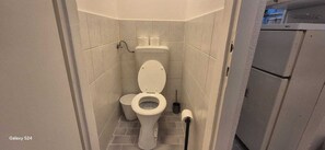 Basic Apartment | Bathroom | Shower, free toiletries, hair dryer, towels - Charming 1BR Apt Near Central Vienna (Vienna)