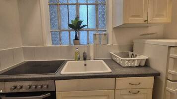 Basic Apartment | Private kitchen | Mini-fridge, oven, stovetop, cookware/dishes/utensils