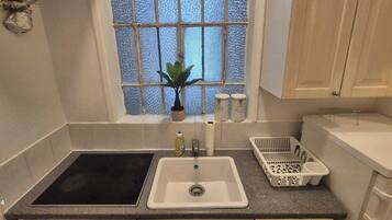 Frigobar, horno, placa de cocina, utensilios de cocina