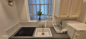 Appartamento Basic | Cucina privata | Mini-frigorifero, forno, piano cottura, pentole/stoviglie/utensili