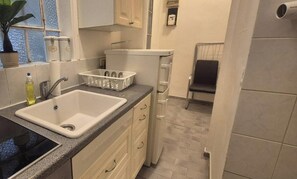 Basic Apartment | Private kitchen | Mini-fridge, oven, stovetop, cookware/dishes/utensils