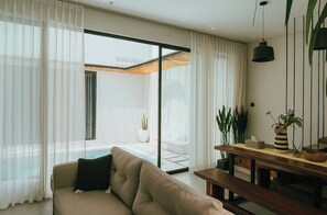 Smart TV - Quiet 2b Villa w/ AC & Pool in Pererenan/Canggu, 8min to surf beach! (Badung,)