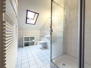 Een douche, een haardroger, handdoeken