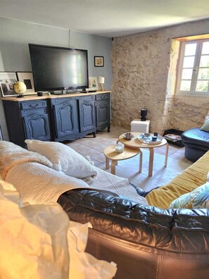 تلفزيون ذكي، مدفأة، كُتُب، ستيريو