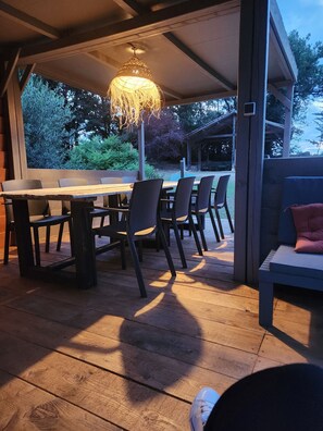 تناول الطعام بالخارج