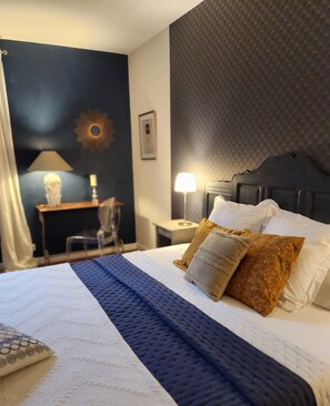 5 chambres, bureau, fer et planche à repasser, lit parapluie