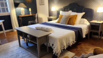 5 chambres, bureau, fer et planche à repasser, lit parapluie