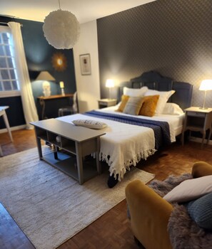 5 bedrooms, desk, iron/ironing board, travel cot