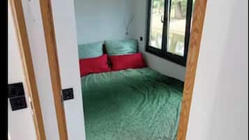 Tabla de planchar con plancha, internet y ropa de cama