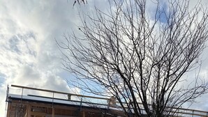 Ein mehrstöckiges Gebäude mit Holzfassade und Balkon.