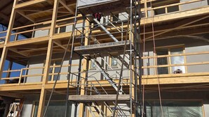 Eine Baustelle mit Holzgerüst und Gerüst.