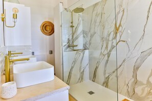 Dusche, Haartrockner, Handtücher, Toilettenpapier