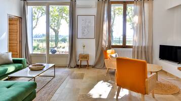 Smart-tv, een open haard en een tafeltennistafel