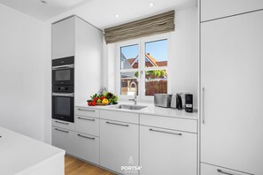 Fridge, microwave, oven, stovetop - Spacious 5-Star Villa with Sauna, Garden and Private Terrace in Tinnum (Tinnum)