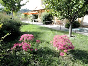 Property grounds - Bed and Breakfast 'Le Mas Du Loup - Camélia' with Mountain View, Shared Terrace and Wi-Fi (Moustiers-Sainte-Marie)