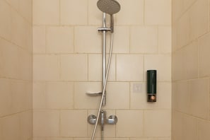 Een douche, een haardroger, handdoeken
