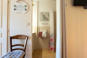 Interior - Bed and Breakfast 'Le Mas Du Loup - Camélia' with Mountain View, Shared Terrace and Wi-Fi (Moustiers-Sainte-Marie)