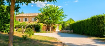 Bed and Breakfast 'Le Mas Du Loup - Camélia' with Mountain View, Shared Terrace and Wi-Fi