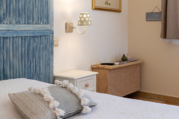 1 bedroom, WiFi, bed sheets - Bed and Breakfast 'Le Mas Du Loup - Camélia' with Mountain View, Shared Terrace and Wi-Fi (Moustiers-Sainte-Marie)