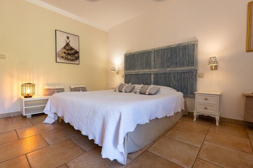 Chambre d’hôtes « Le Mas Du Loup - Camélia » avec vue montagne, terrasse partagée et Wi-Fi