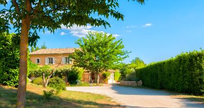Bed and Breakfast 'Le Mas Du Loup - Chambre Coquelicot' with Mountain View, Shared Terrace and Wi-Fi