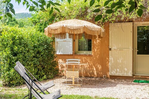 Chambre d’hôtes « Le Mas Du Loup - Chambre Coquelicot » avec vue sur la montagne, terrasse partagée et Wi-Fi