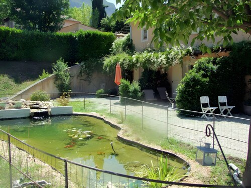 Bed and Breakfast 'Le Mas Du Loup - Chambre Coquelicot' with Mountain View, Shared Terrace and Wi-Fi