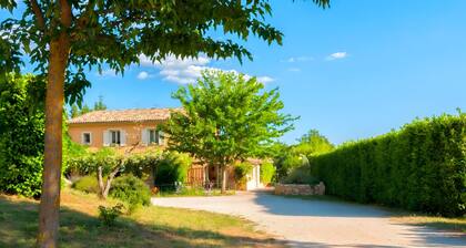 Bed & Breakfast 'Le Mas Du Loup – Zimmer Coquelicot' mit Bergblick, Gemeinschaftsterrasse und WLAN