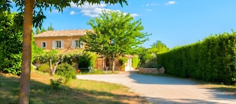Bed and Breakfast 'Le Mas Du Loup - Chambre Coquelicot' with Mountain View, Shared Terrace and Wi-Fi
