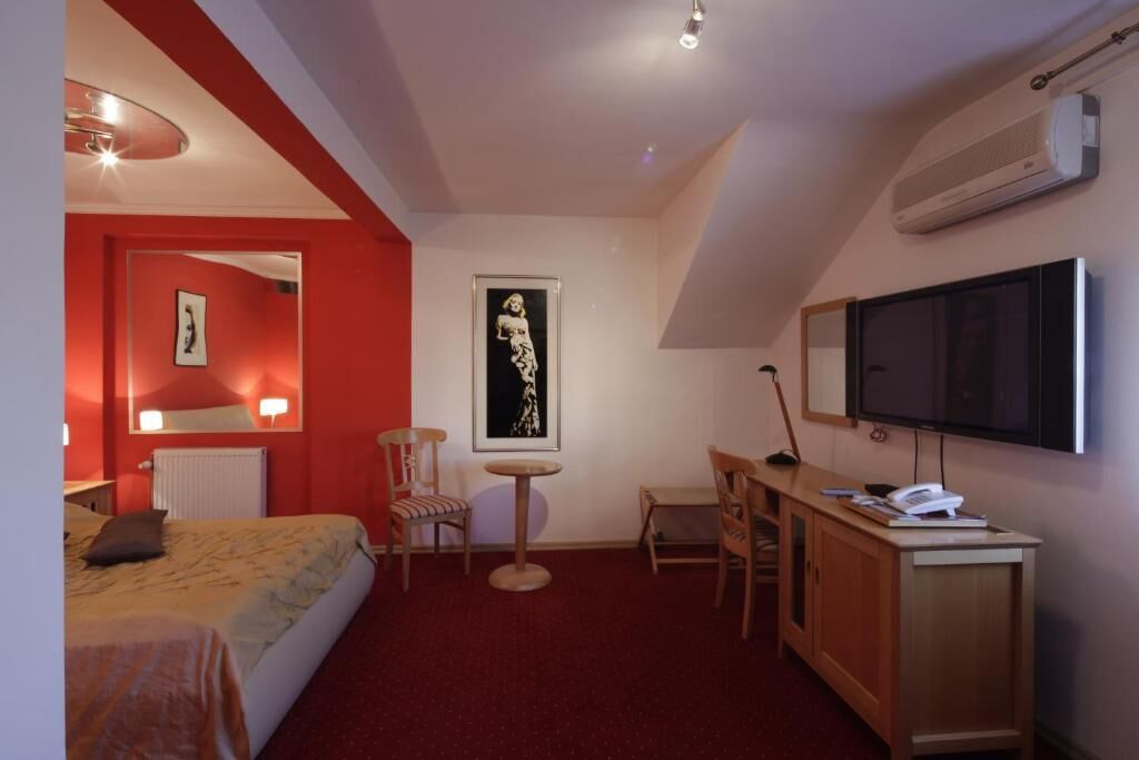 Single Room, Balcony | In-room safe, blackout drapes, iron/ironing board, free WiFi