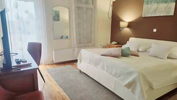 Habitación con 2 camas individuales, balcón, vista a la ciudad | Caja de seguridad en la habitación y cortinas blackout