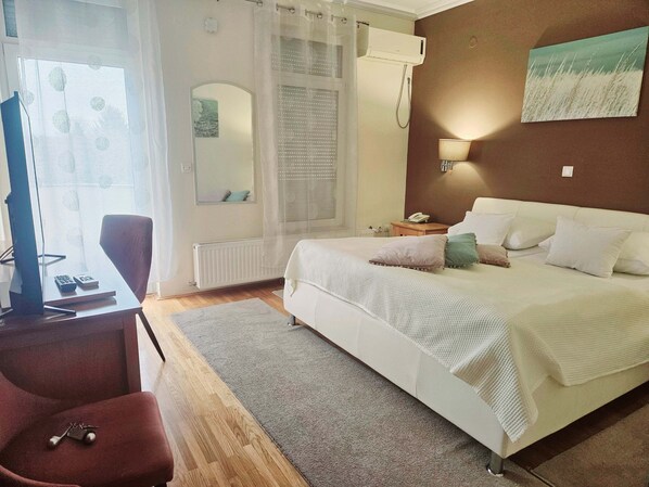 Zweibettzimmer, Balkon, Stadtblick