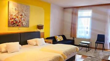 Caja de seguridad en la habitación y cortinas blackout