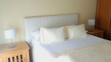 Habitación individual, balcón, vista a la ciudad | Caja de seguridad en la habitación y cortinas blackout