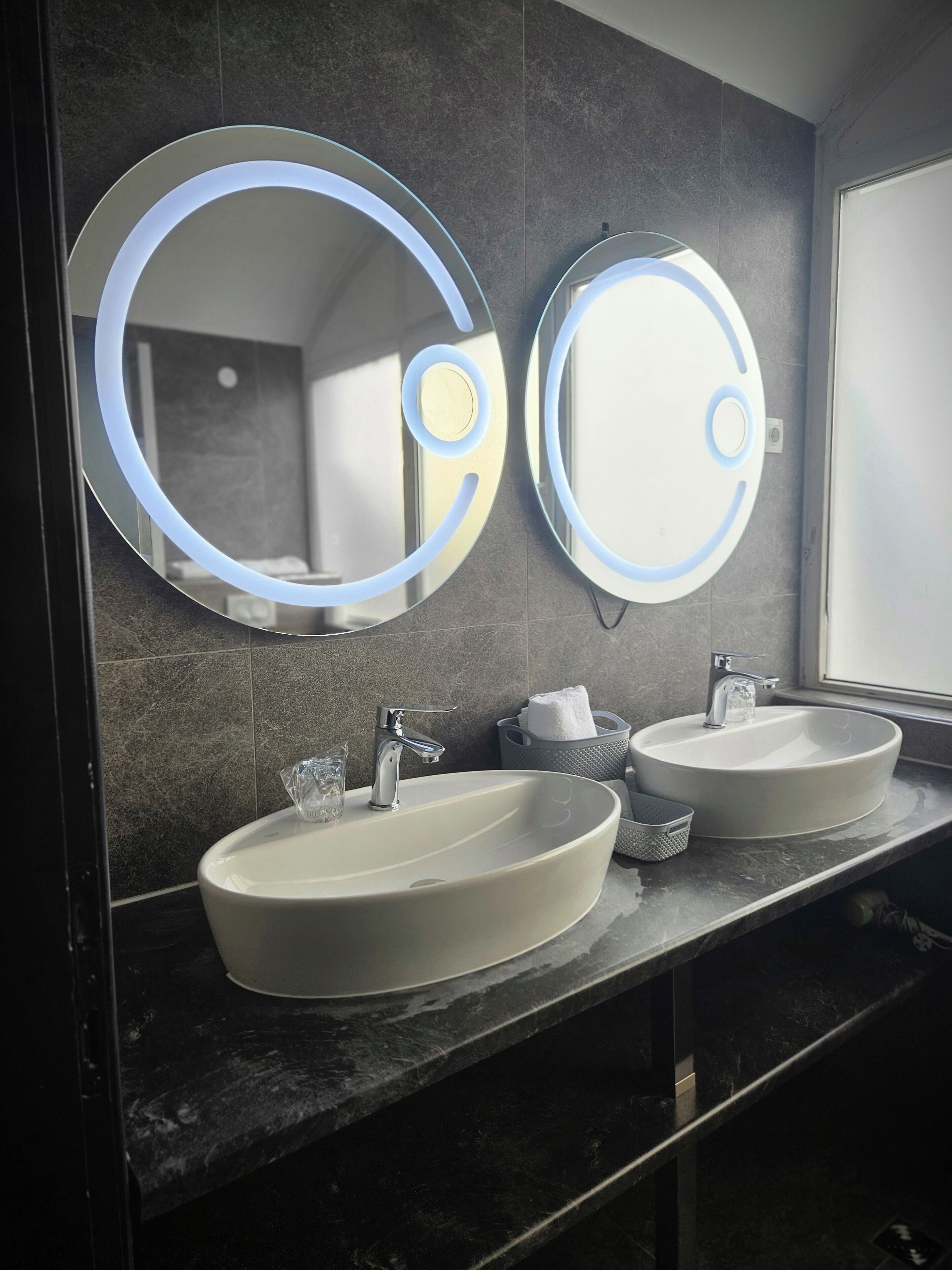 Einzelzimmer, Balkon | Badezimmer | Kostenlose Toilettenartikel, Haartrockner, Handtücher, Seife