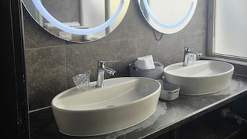 Habitación individual, balcón, vista a la ciudad | Baño | Amenidades de baño gratuitas, secadora de cabello, toallas, jabón