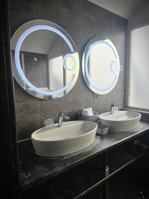 Quarto solteiro, sacada, vista para a cidade | Banheiro | Produtos de toalete grátis, secador de cabelo, toalhas de banho