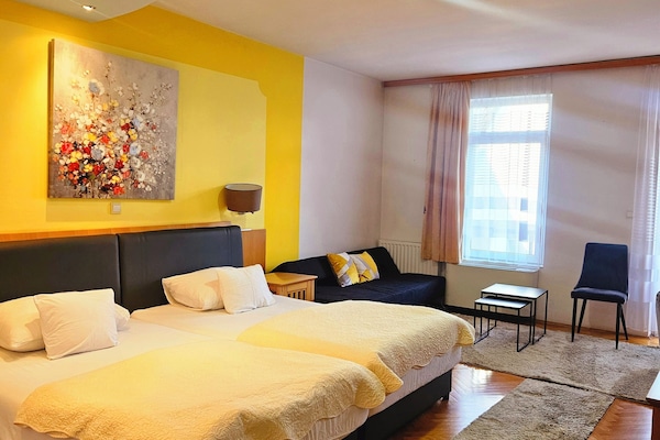 Caja de seguridad en la habitación y cortinas blackout