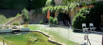 Bed and Breakfast 'Le Mas Du Loup - Chambre Italienne' with Mountain View, Shared Terrace and Wi-Fi